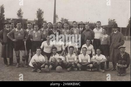 foto monocromatica in bianco e nero sulla grande squadra/squadra di calcio. Il team senior e quello junior sono in togedher solo per questa foto. Periodo: 1920s, fonte: Fotografia originale . ULTERIORI-DIRITTI-SPAZIO-INFORMAZIONI-NON-DISPONIBILI Foto Stock