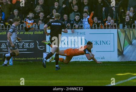 Castleford, Regno Unito. 06th Mar 2022. Greg Eden di Castleford Tigers segna il secondo tentativo a Castleford, Regno Unito, il 3/6/2022. (Foto di Melanie Allatt/News Images/Sipa USA) Credit: Sipa USA/Alamy Live News Foto Stock