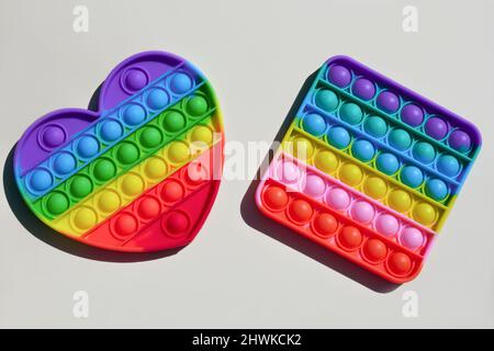 Pop IT Simple Dimple - silicone sensoriale anti-stress Fidget giocattolo  colorato arcobaleno gioco isolato su sfondo bianco, spazio copia Foto stock  - Alamy