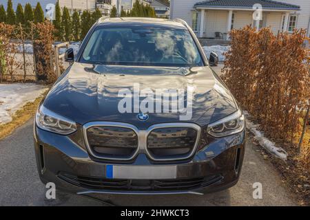 Bella vista frontale della BMW IX3 nero auto elettrico modello. Svezia. Uppsala. Foto Stock