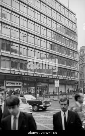 Immagine esterna di Mosca Narodny Bank a Londra Settembre 1971. A un certo numero di cittadini sovietici che lavorano presso la banca è stato chiesto di lasciare (dichiarato 'persona non grata' come la nuova amministrazione Tory sotto Edward Heath ha deciso di ottenere dure preoccupazioni sulla portata dell'attività di intelligence sovietica in Gran Bretagna. In totale 105 cittadini sovietici noti o sospetti di essere coinvolti in attività di intelligence sono stati espulsi nel 1971. Foto Stock