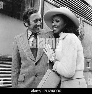 Diahann Carroll, cantante e attrice americana, con la fiance David Frost, raffigurata insieme a Londra, domenica 26th marzo 1972. Foto Stock
