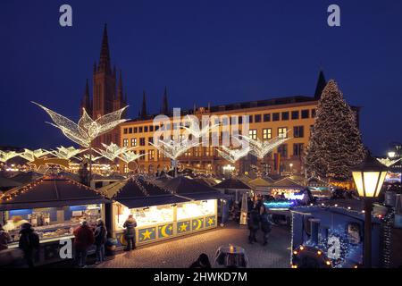 Mercatino di Natale con il nuovo Municipio e la Chiesa del mercato, in Schlossplatz a Wiesbaden, Assia, Germania Foto Stock