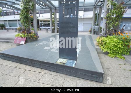 Monumento ad Adam Opel, Löwenplatz a Rüsselsheim am Rhein, Assia, Germania Foto Stock