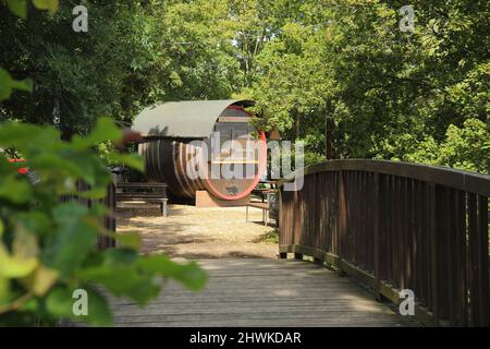 Botte di vino come stand di vino, a Walluf in Rheingau, Assia, Germania Foto Stock