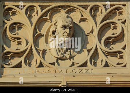 Scultura di Johann Heinrich Pestalozzi 1746-1827, educatore e teologo della Scuola Blücher di Wiesbaden, Assia, Germania Foto Stock