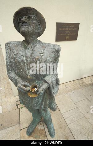 Monumento al cantante d'opera Waldemar Reichhard 1915-1988, aka Knoblauchkönig, a Wiesbaden, Assia, Germania Foto Stock