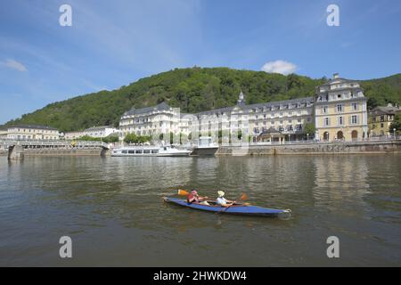 Canoa sul Lahn con Kurhaus a Bad EMS, Renania-Palatinato, Germania Foto Stock