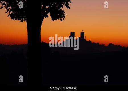 Castello Munzenberg prima dell'alba a Wetterau, Assia, Germania Foto Stock