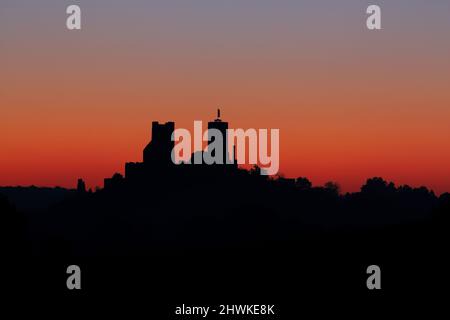 Castello Munzenberg prima dell'alba a Wetterau, Assia, Germania Foto Stock