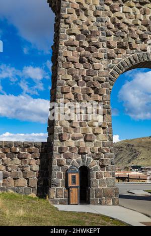 Roosevelt Arch all'ingresso Gardiner al Parco Nazionale di Yellowstone, Montana, USA Foto Stock