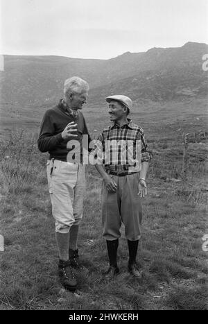 La foto mostra Lord Hunt (a sinistra) e Sherpa Tensing Norgay (Sherpa Tenzing Norgay, a destra) riunione Everest Men presso la base di addestramento Pen-y-Grwd a Capel Curig, nel Galles del Nord. E 'a 20 anni dalla 1953 Everest Climb, con questa riunione in Galles nel maggio 1973 la riunione ha caratterizzato Sitar Gombu, Lord Hunt, Daku Tensing, Sherpa Tensing Norgay, Sherpa Gombu, L'uomo che è stato in Everest due volte. Nota: Sir Edmund Hillary non è riuscito a fare questa riunione. Foto scattata il 26th maggio 1973 Foto Stock