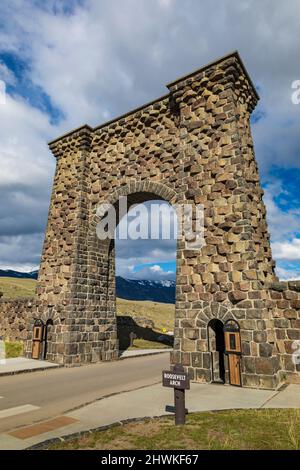 Roosevelt Arch all'ingresso Gardiner al Parco Nazionale di Yellowstone, Montana, USA Foto Stock