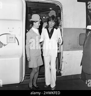 David Cassidy, cantante, attore e musicista, arriva all'aeroporto Heathrow di Londra. David Bruce Cassidy è ampiamente noto per il suo ruolo di Keith Partridge nella sitcom musicale del 1970s The Partridge Family, che ha portato a diventare uno dei più celebrati idoli teen e cantanti pop della cultura pop del 1970s. In seguito ha avuto una carriera sia nella recitazione che nella musica. Foto scattata il 3th ottobre 1973 Foto Stock