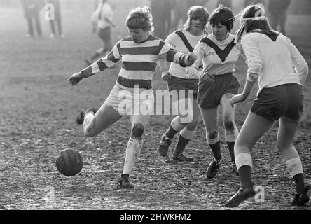 Rose Reilly, 16 dell'East Ayrshire Scotland, talentuoso calciatore per Stewarton & Thistle Ladies Football Club, nella foto durante la sessione di allenamento di febbraio 1971. Foto Stock