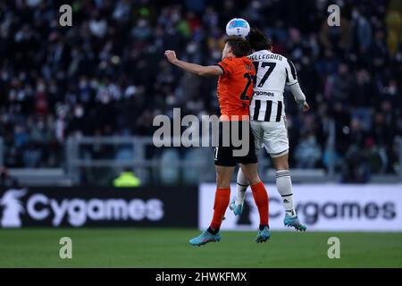 Torino, Italia. 06th Mar 2022. Salvador Ferrer di Spezia Calcio e Luca Pellegrini di Juventus FC combattono per la palla durante la Serie Una partita tra Juventus FC e Spezia Calcio allo Stadio Allianz il 06 2022 marzo a Torino. Credit: Marco Canoniero/Alamy Live News Foto Stock