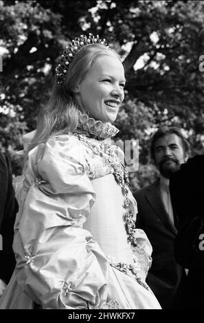 Le riprese di "Mary, Queen of Scots" sono iniziate presso gli Shepperton Studios. Glenda Jackson suona Elizabeth i d'Inghilterra. 13th maggio 1971. Foto Stock