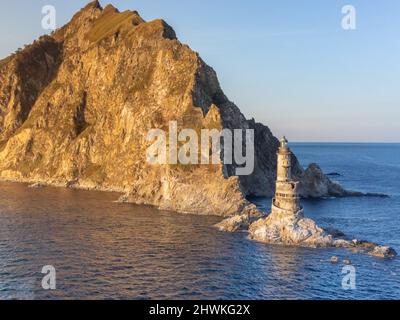 Vista aerea il faro abbandonato Aniva a Sakhalin Island, Russia. Foto Stock