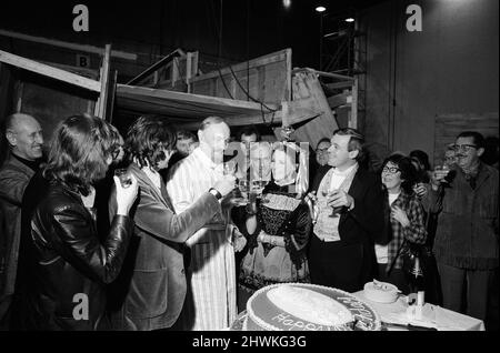 Sir Ralph Richardson festeggia il suo 70th compleanno sul set cinematografico "A Doll's House". Raffigurato con le co-star Claire Bloom, Anthony Hopkins e il produttore Hillard Elkins. Monolocali Elstree. 19th dicembre 1972. Foto Stock