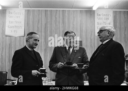 Bob Lord, presidente del Burnley Football Club, con il vescovo di Blackburn, Dr Charles Claxton. Il segno dietro recita: "Per amore di Cristo vieni a Turf Moor" e ha a che fare con un concorso della Chiesa del Venerdì Santo che sta avvenendo a terra. 31st marzo 1971. Foto Stock