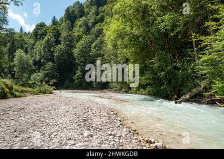 Vista sul fiume Partnach in Baviera Germania. Con acqua sciolta dal ghiacciaio di Schneeferner. Foto Stock