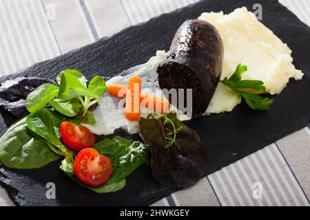 Budino nero servito con purè di patate Foto Stock