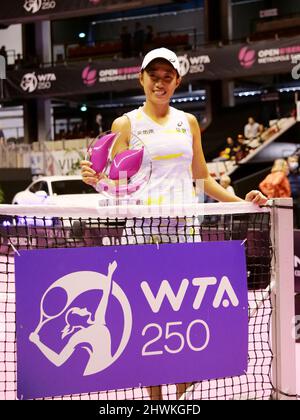 Lione, Francia. 06th Mar 2022. Zhang Shuai (CHN) festeggia con il trofeo dopo aver vinto contro Dayana Yastremska (UKR) durante la finale dell'Open 6ème Sens, Métropole de Lyon 2022, WTA 250 torneo di tennis il 6 marzo 2022 al Palais des Sports de Gerland di Lione, Francia - Foto Patrick Cannaux/DPPI credito: DPPI Media/Alamy Live News Foto Stock