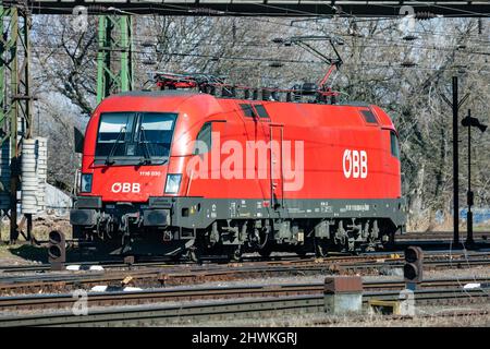 Budapest, Ungheria - 13 marzo 2021: Trasporto ferroviario internazionale. Treno locomotiva alla stazione. Trasporto ferroviario globale e spedizione. Foto Stock