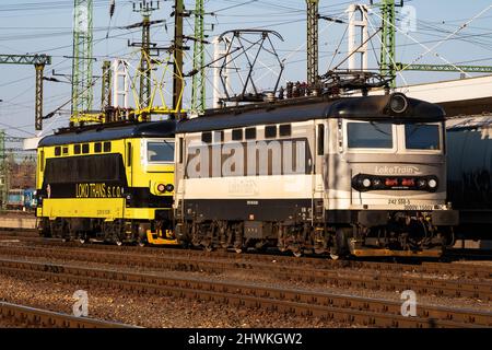 Budapest, Ungheria - 28 febbraio 2021: Trasporto ferroviario internazionale. Treno locomotiva alla stazione. Trasporto ferroviario globale e spedizione. Foto Stock