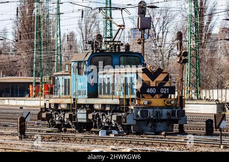 Budapest, Ungheria - 13 marzo 2021: Trasporto ferroviario internazionale. Treno locomotiva alla stazione. Trasporto ferroviario globale e spedizione. Foto Stock