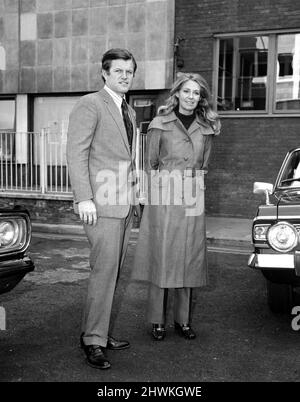Il senatore americano Edward Kennedy raffigurò con sua moglie Joan all'arrivo all'aeroporto di Heathrow a Londra. 17th aprile 1971. Foto Stock