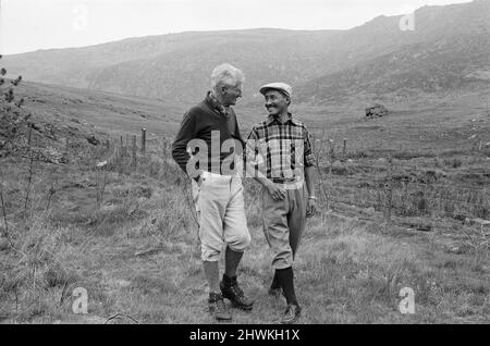 L'immagine mostra Lord Hunt (a sinistra) e Sherpa Tensing Norgay (a destra) (Sherpa Tenzing Norgay) riunione degli uomini Everest alla base di addestramento Pen-y-Grwd a Capel Curig, Galles del Nord. E 'a 20 anni dalla 1953 Everest Climb, con questa riunione in Galles nel maggio 1973 la riunione ha caratterizzato Sitar Gombu, Lord Hunt, Daku Tensing, Sherpa Tensing, Sherpa Gombu, L'uomo che è stato in Everest due volte. Nota: Sir Edmund Hillary non è riuscito a fare questa riunione. Foto scattata il 26th maggio 1973 Foto Stock