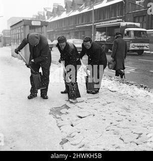 Marciapiedi ghiacciati a Middlesbrough. 1971. Foto Stock