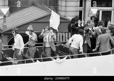 Un trionfante Chelsea FC, torna a casa dopo aver vinto la finale della Coppa delle Coppe europee del 1971 Replay 2-1 contro il Real Madrid nel Pireo, in Grecia. Foto durante la Victory Parade, Fulham, Londra, 22nd maggio 1971. Foto Stock