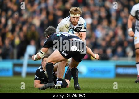 Exeter, Devon, Regno Unito. 6th marzo 2022. Daniel Du Preez di sale Sharks viene affrontato da Ian Whitten di Exeter Chiefsdurante la partita di rugby Gallagher Premiership tra Exeter Chiefs e sale Sharks a Sandy Park, Exeter il 6 marzo 2022. Foto di Scott Boulton. Solo per uso editoriale, licenza richiesta per uso commerciale. Nessun utilizzo nelle scommesse, nei giochi o nelle pubblicazioni di un singolo club/campionato/giocatore. Credit: UK Sports Pics Ltd/Alamy Live News Foto Stock