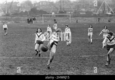 Rose Reilly, 16 dell'East Ayrshire Scotland, talentuoso calciatore per Stewarton & Thistle Ladies Football Club, nella foto durante la sessione di allenamento di febbraio 1971. Foto Stock