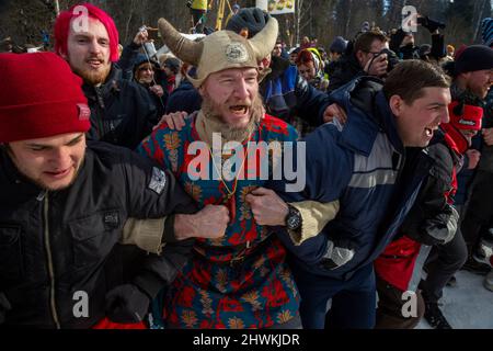 Regione di Mosca, Russia. 6th marzo 2022 due squadre di uomini partecipano ad un concorso di combattimento durante una celebrazione dell'ultimo giorno del festival di Maslenitsa (settimana di Pancake), nel distretto di Pushkinsky nella regione di Mosca, Russia. Maslenitsa è una tradizionale festa popolare russa celebrata durante la settimana che precede la Quaresima: Nikolay Vinokurov/Alamy Live News Foto Stock