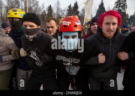 Regione di Mosca, Russia. 6th marzo 2022 due squadre di uomini partecipano ad un concorso di combattimento durante una celebrazione dell'ultimo giorno del festival di Maslenitsa (settimana di Pancake), nel distretto di Pushkinsky nella regione di Mosca, Russia. Maslenitsa è una tradizionale festa popolare russa celebrata durante la settimana che precede la Quaresima: Nikolay Vinokurov/Alamy Live News Foto Stock