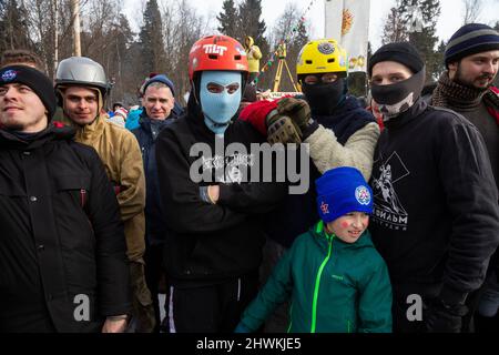 Regione di Mosca, Russia. 6th marzo 2022 due squadre di uomini partecipano ad un concorso di combattimento durante una celebrazione dell'ultimo giorno del festival di Maslenitsa (settimana di Pancake), nel distretto di Pushkinsky nella regione di Mosca, Russia. Maslenitsa è una tradizionale festa popolare russa celebrata durante la settimana che precede la Quaresima: Nikolay Vinokurov/Alamy Live News Foto Stock