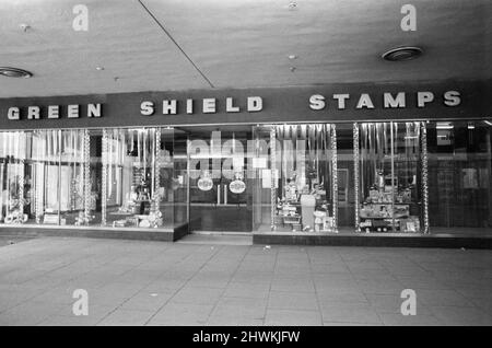 Green Shield Francobolli Shop, Gift Center, 22nd novembre 1973. Green Shield Francobolli è un programma di promozione delle vendite britannico che premia gli acquirenti con francobolli che potrebbero essere riscattati, e utilizzati per acquistare regali da un catalogo o da qualsiasi rivenditore affiliato o centro regalo, come mostrato nella figura. Foto Stock