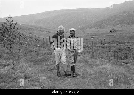 La foto mostra Lord Hunt (a sinistra) e Sherpa Tensing Norgay (Sherpa Tenzing Norgay, a destra) riunione Everest Men presso la base di addestramento Pen-y-Grwd a Capel Curig, nel Galles del Nord. E 'a 20 anni dalla 1953 Everest Climb, con questa riunione in Galles nel maggio 1973 la riunione ha caratterizzato Sitar Gombu, Lord Hunt, Daku Tensing, Sherpa Tensing, Sherpa Gombu, L'uomo che è stato in Everest due volte. Nota: Sir Edmund Hillary non è riuscito a fare questa riunione. Foto scattata il 26th maggio 1973 Foto Stock