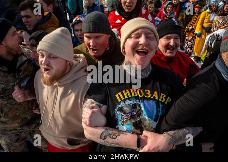 Regione di Mosca, Russia. 6th marzo 2022 due squadre di uomini partecipano ad un concorso di combattimento durante una celebrazione dell'ultimo giorno del festival di Maslenitsa (settimana di Pancake), nel distretto di Pushkinsky nella regione di Mosca, Russia. Maslenitsa è una tradizionale festa popolare russa celebrata durante la settimana che precede la Quaresima: Nikolay Vinokurov/Alamy Live News Foto Stock