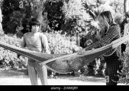 Keith Richard & Anita Pallenberg con il figlio Marlon a casa sua, l'affittato Villa Nellcôte, un palazzo di sedici stanze del 19th secolo sul lungomare di Villefranche-sur-Mer nella Côte d'Azur dove la band ha registrato Exile su Main Street maggio 1971. Foto Stock