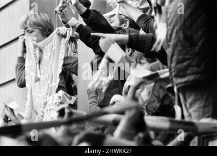 Un trionfante Chelsea FC, torna a casa dopo aver vinto la finale della Coppa delle Coppe europee del 1971 Replay 2-1 contro il Real Madrid nel Pireo, in Grecia. Foto durante la Victory Parade, Fulham, Londra, 22nd maggio 1971. Foto Stock