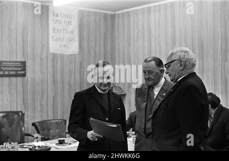 Bob Lord, presidente del Burnley Football Club, con il vescovo di Blackburn, Dr Charles Claxton. Il segno dietro recita: "Per amore di Cristo vieni a Turf Moor" e ha a che fare con un concorso della Chiesa del Venerdì Santo che sta avvenendo a terra. 31st marzo 1971. Foto Stock