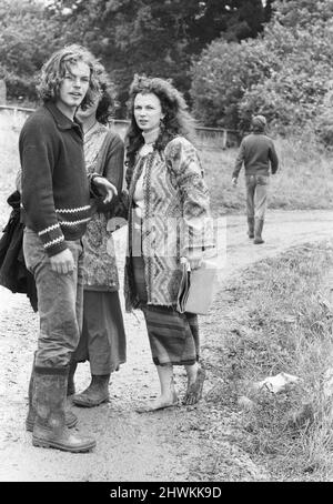 Il Fayre di Glastonbury del 1971, un festival gratuito progettato da Andrew Kerr e Arabella Churchill .Picture shows: Coppia hippie in arrivo a Somerset per il festival. 19th giugno 1971. Foto Stock