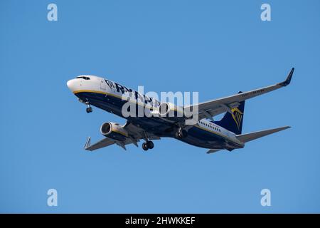 Helsinki / Finlandia - 6 MARZO 2022: Boeing 737-800, gestito da Ryanair, sull'approccio finale all'aeroporto Helsinki-Vantaa Foto Stock