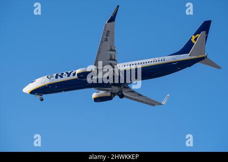 Helsinki / Finlandia - 6 MARZO 2022: Boeing 737-800, gestito da Ryanair, sull'approccio finale all'aeroporto Helsinki-Vantaa Foto Stock