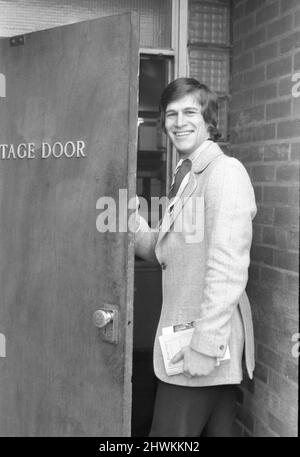 Questa è stata una settimana molto importante nella carriera di 21 anni Simon MacCorkindale. Ha fatto la sua prima apparizione professionale - al Teatro Belgrado di Terence Rattigan's "A Bequest to the Nation". In esso gioca un capitano di mare chiamato Blackwood. E il carattere è abbastanza adatto, perché Simon, il figlio di un pilota d'aria, ha fatto più viaggiare nella sua vita di quanto la maggior parte di noi si preoccupi di pensare. 'I miei genitori hanno avuto tre case in diverse parti del paese negli ultimi tre anni, e non credo che abbiamo mai fermato in nessun luogo più di tre anni. "Così fa Foto Stock