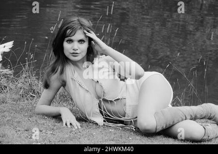 L'attrice e l'ex modello Madeline Smith sono stati raffigurati durante una pausa durante la ripresa di "i sette magnifici peccati mortali" presso gli studi di Pinewood.1st luglio 1971. Didascalia locale *** Maddy Smith Foto Stock